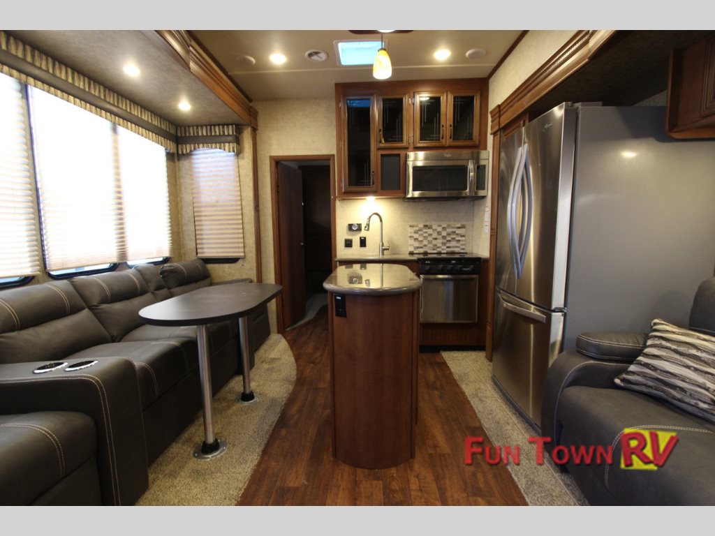 Forest River Sandpiper 380BH5 fifth wheel Interior